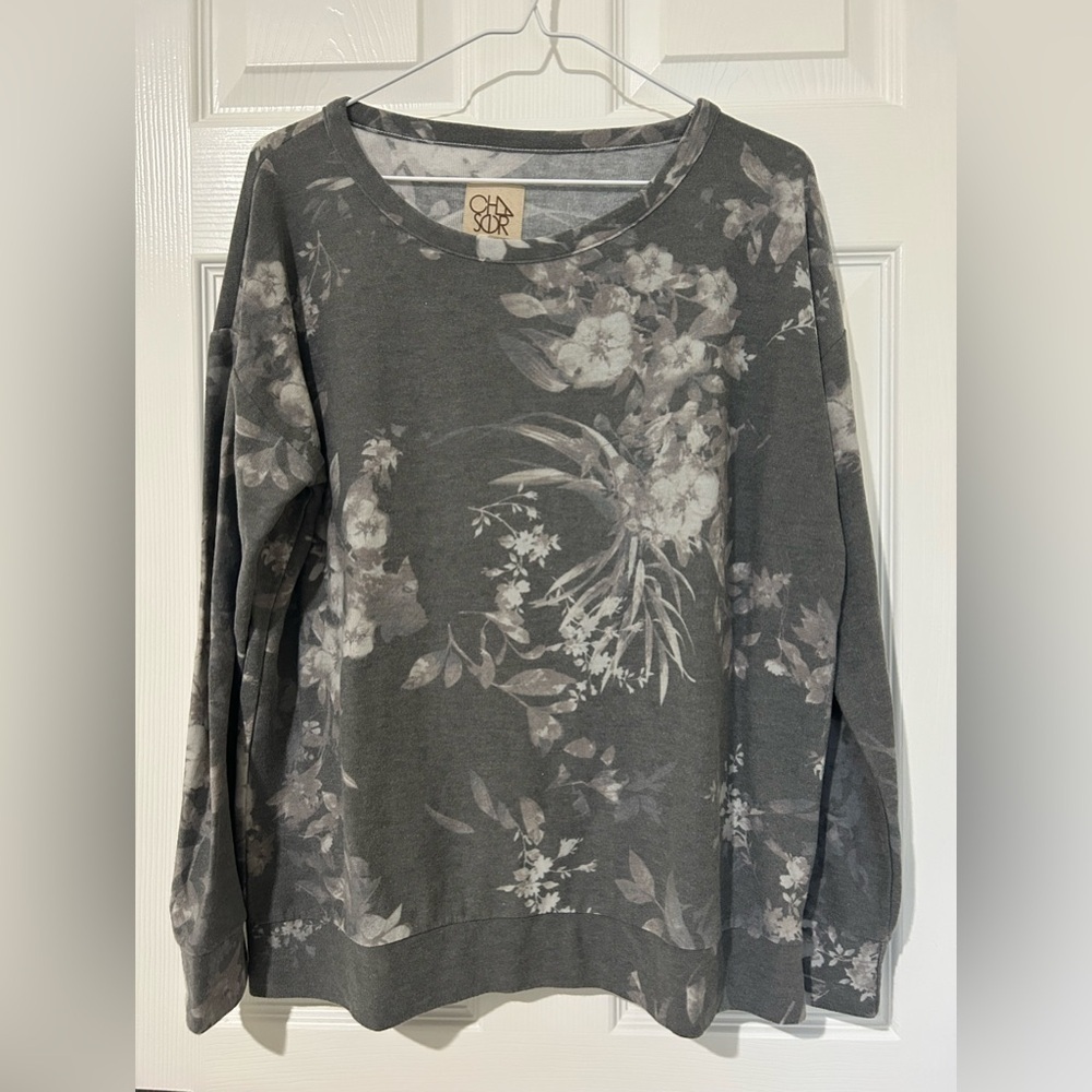 Chaser Woman’s Worn Grey Long Sleeve Floral Top Size L